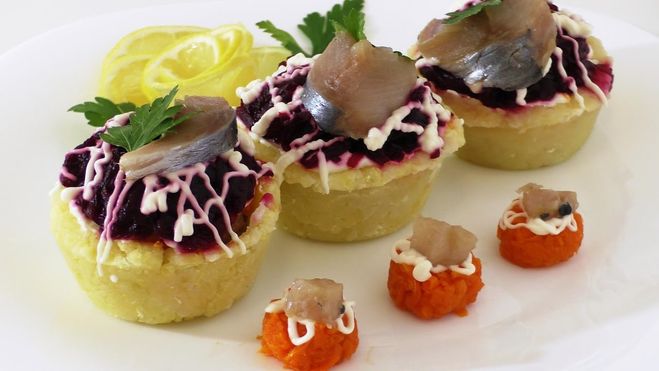 Селедку под шубой в картофельных корзиночках
