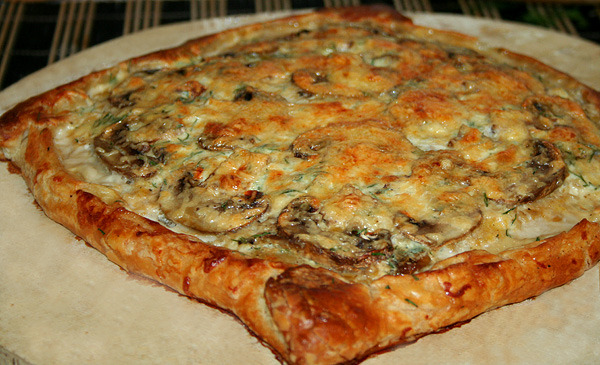 Слоеный пирог  с грибами и сыром